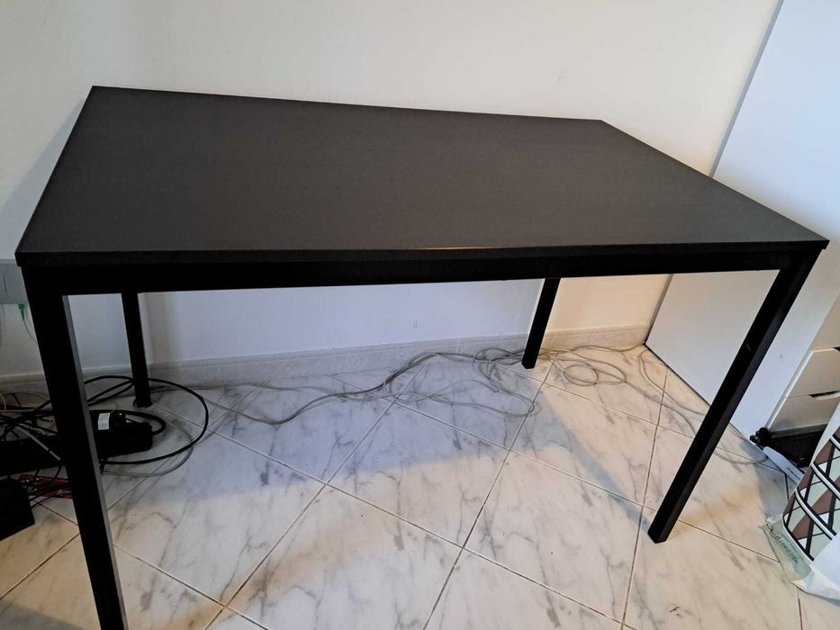 Mesa de jantar preta IKEA TÄRENDÖ; 4 lugares (110x67 cmx74cm)