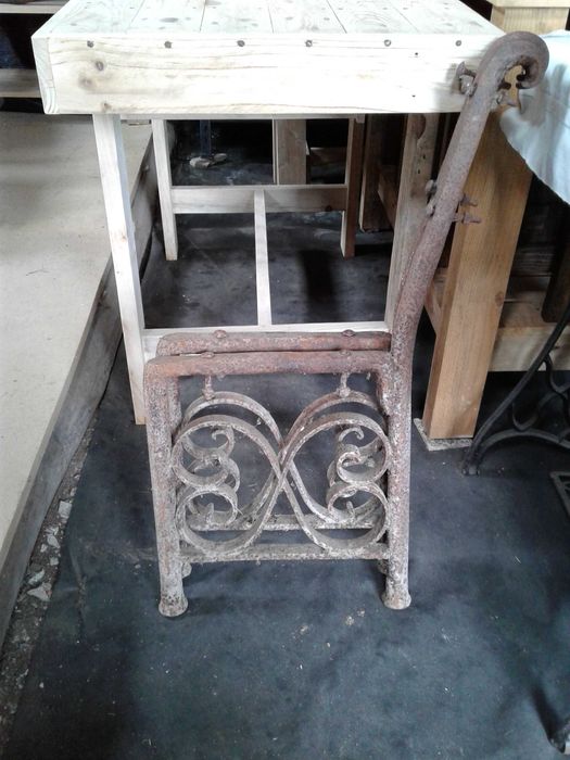 Pes antigos em ferro para banco