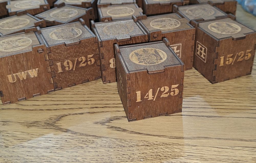 Упаковка дерев'яна з фанери фарбована