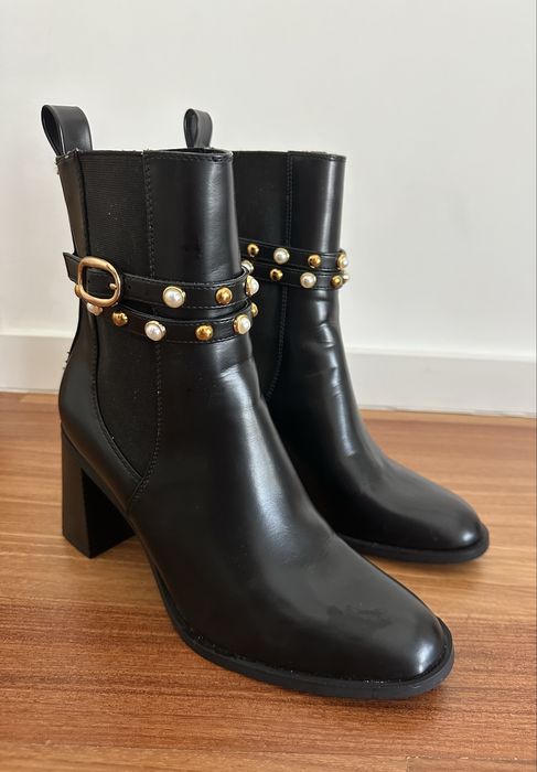 Botins de pele preta com tachas e pérolas ZARA