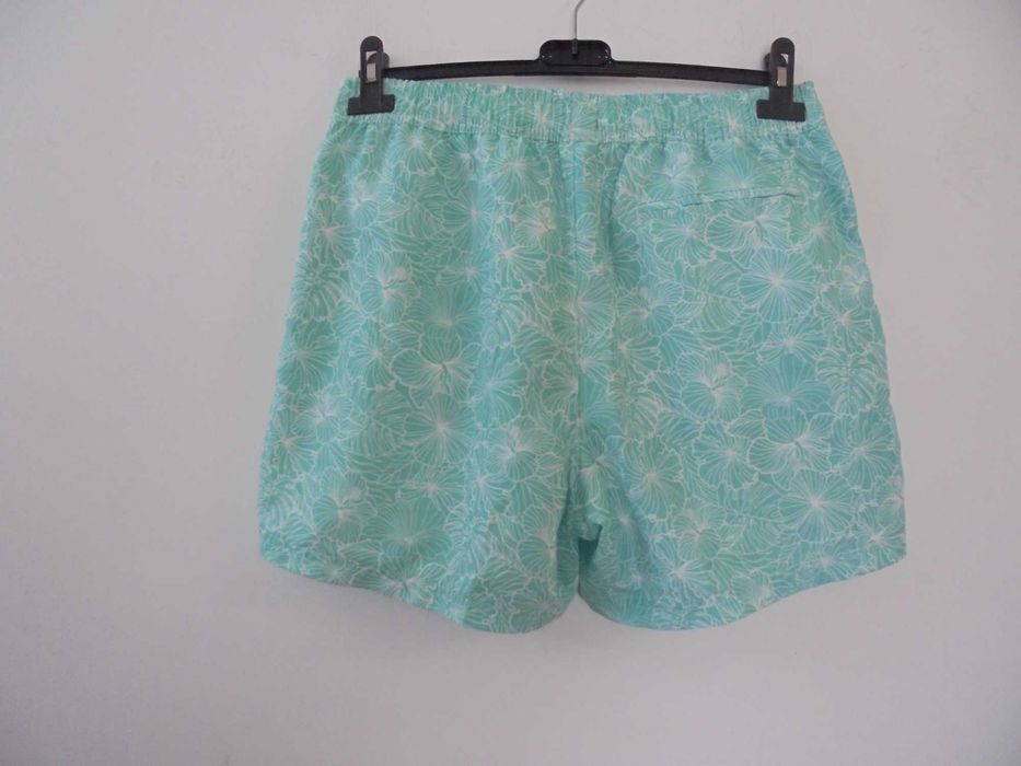 calção de homem cor verde e branco