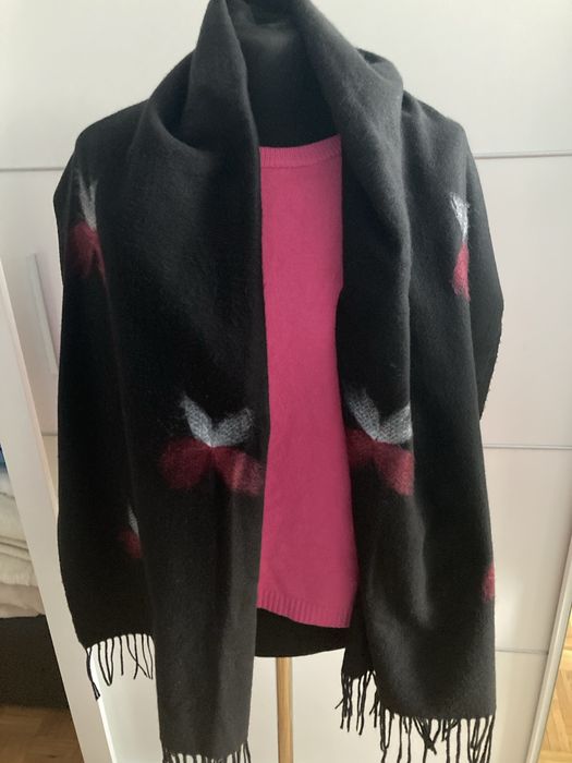 Czarny cieplutki szalik