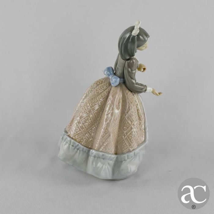 Figura em porcelana Lladró, representando uma jovem mulher com vestido de época