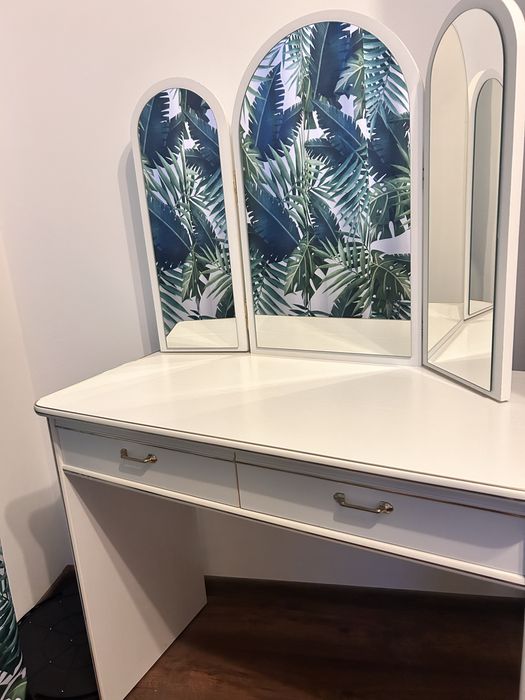 Toaletka biala złote elementy