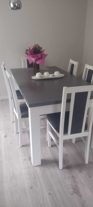 Stół plus krzesła