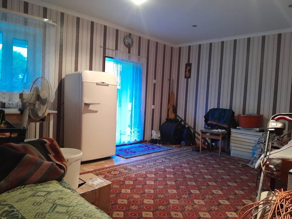 Продається садиба з будинком і присадибними будівлями.