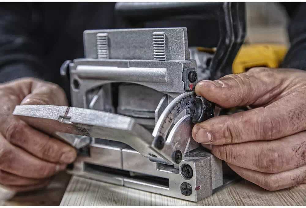 DeWALT DW682K Фрезер ламельний мережевий 220v\гарантiя