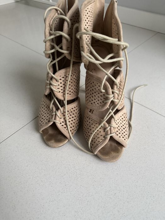 Letnie wiązane botki 37