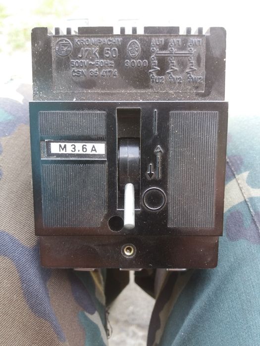 Автовимикач,трьохполюсний.