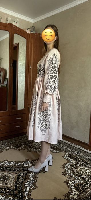 Випускне вишите плаття.