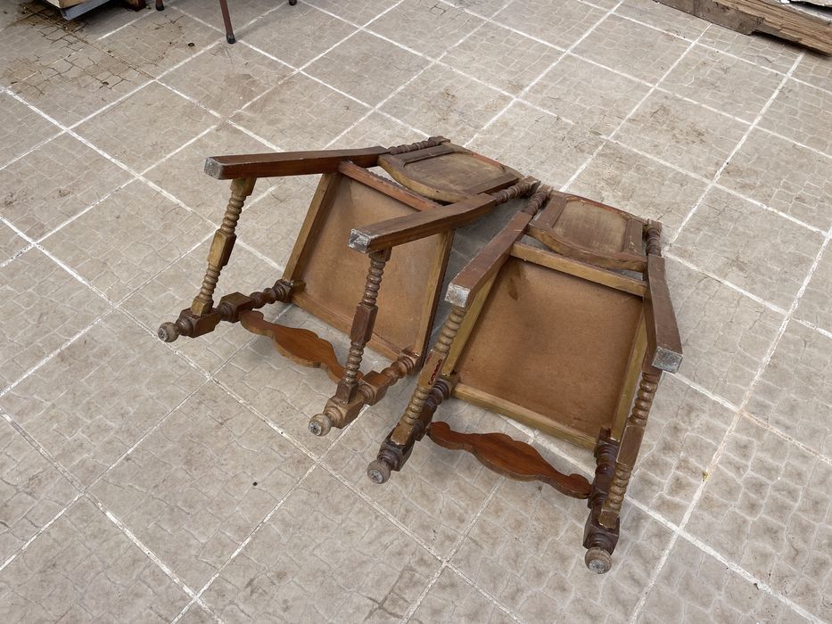 2 Cadeiras vintage em madeira maciça com assento em couro