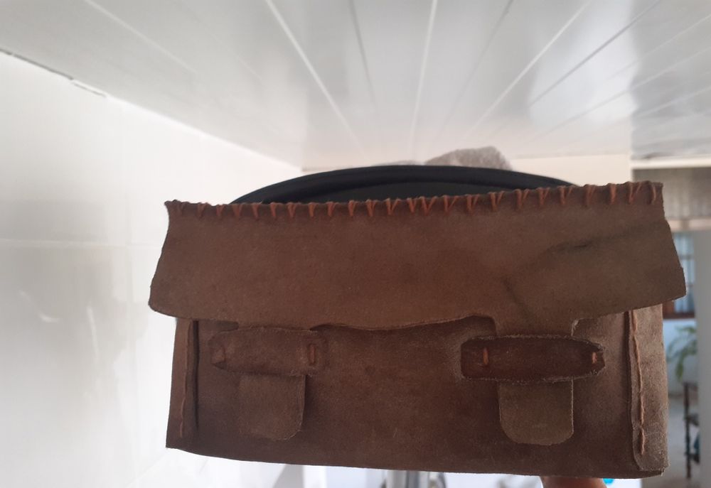 Bolsa tiracolo castanho em pele bom estado.
