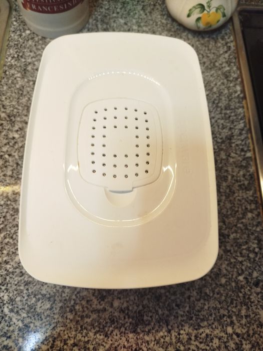 Conjunto de 3 caixas da marca Tupperweare . Dois são para cozinhar no microondas, o outro, para conservar fiambre e queijo no frigorífico.