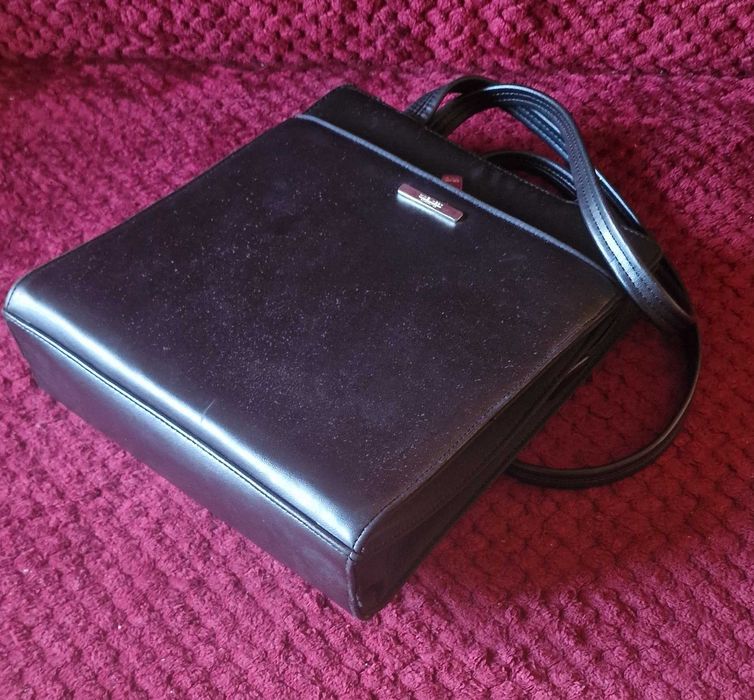 Czarna skórzana torebka vertical tote Nine West Accessories skóra