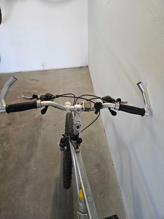 Rower górski aluminiowy, koła 26", osprzęt Shimano, wysoka kierownica.