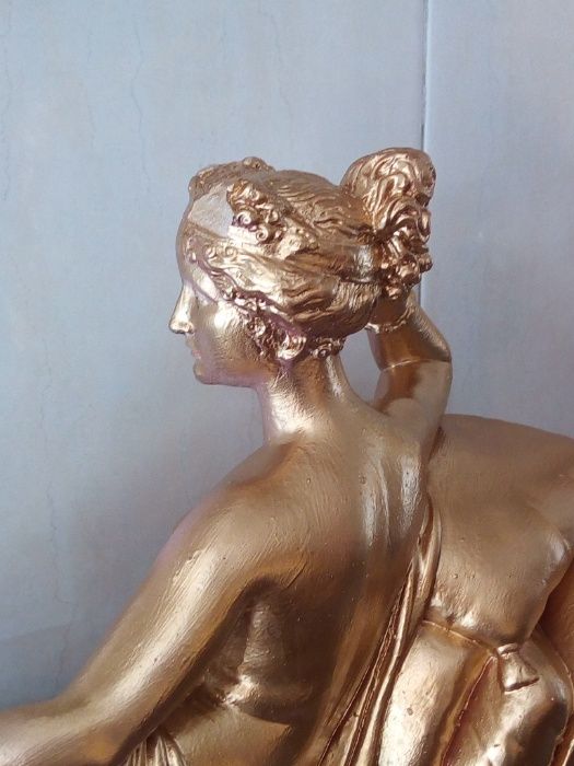 Estatueta feminina em gesso