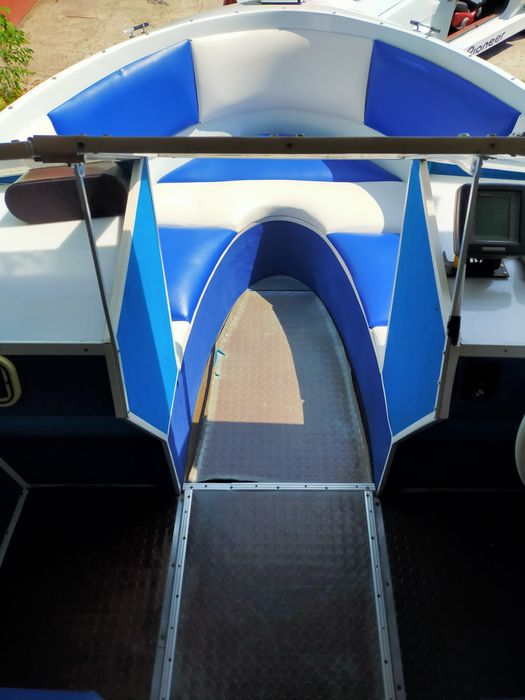 Катер с двигателем Mercury 90