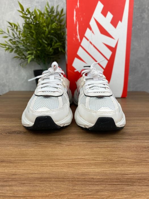 Nike V2K Run r. 38 - przewiewne sneakersy z czerwonym akcentem