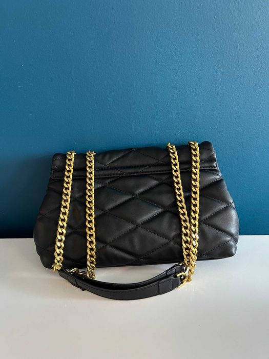 Pikowana torebka na łańcuch. Mango