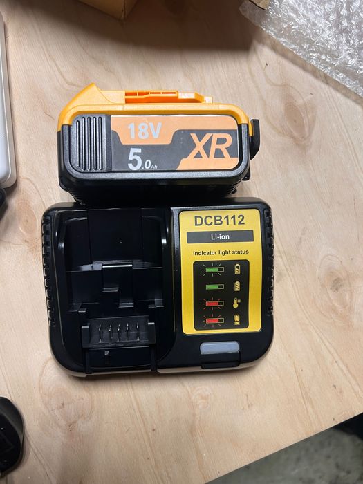 Акамулятор з зарядкою підходить до dewalt