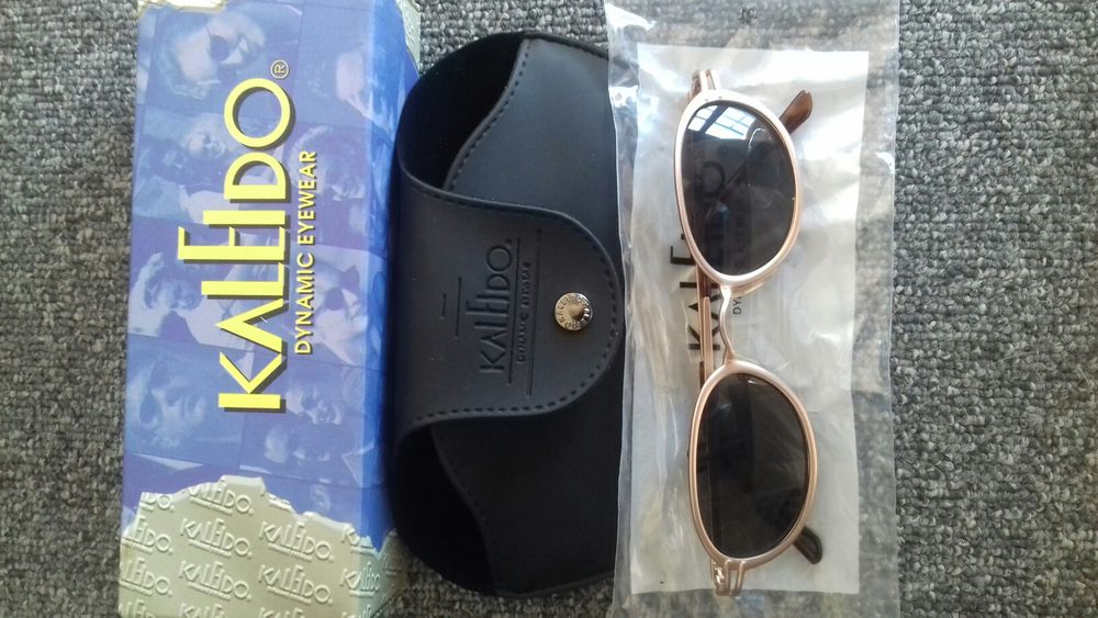 Óculos de sol novos com bolsa