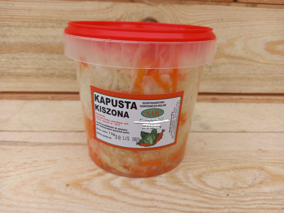 Kapusta kiszona w beczkach i wiaderkach. Naturalnie kiszona. marchew