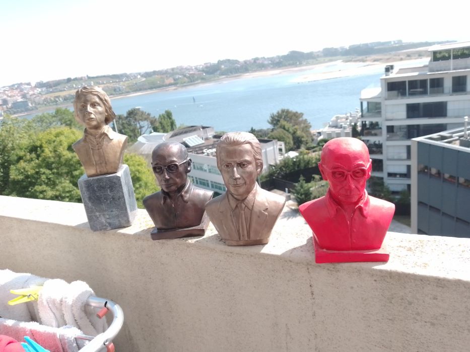 Quer bustos?Promoção:Vários em cerâmica e Barro antigo C/patina em bronze:Saramago, Sà Carneiro.e Eleanor Roosevelt Cada 30E-Contos DN/JN2E Desde 2E