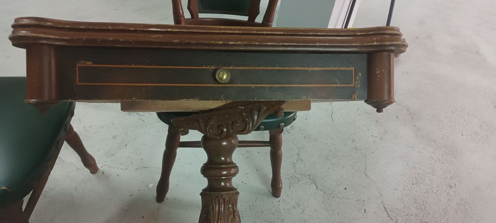 Mesa de jogos com cadeiras