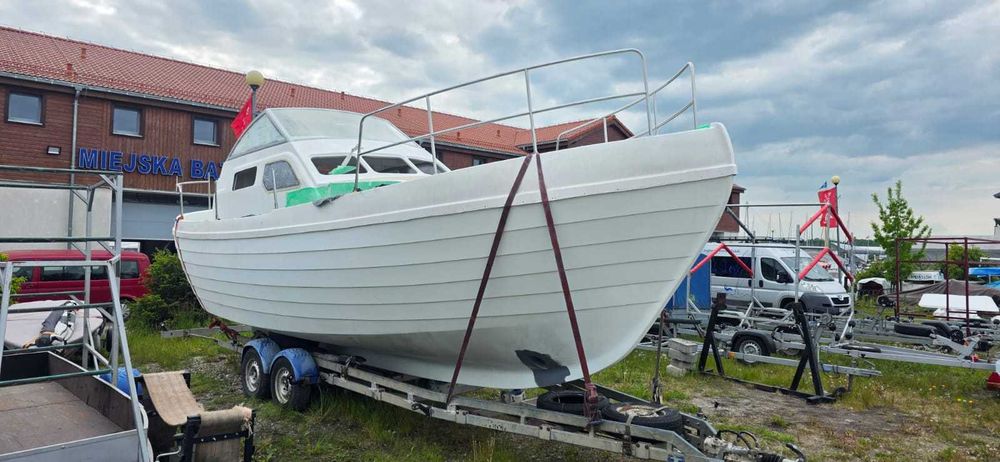 Jacht motorowy Courier 970 do wykończenia