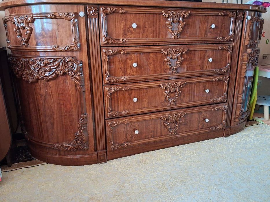 Великий дерев'яний комод