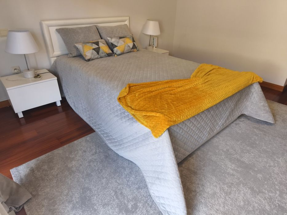 Cama em Pinho, branca, 205x132, com estrado e colchão de molas.