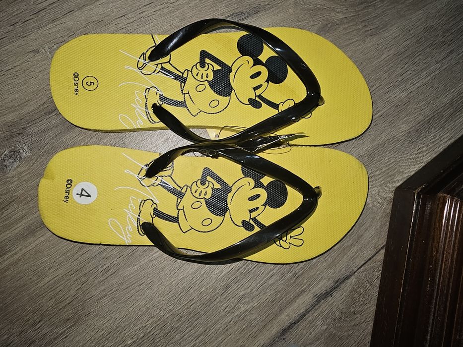 Chinelos Mickey amarelos