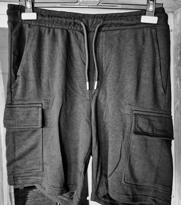 Calções em tecido com bolsos laterais
Novo por estrear
N 46 L
N 50 xl