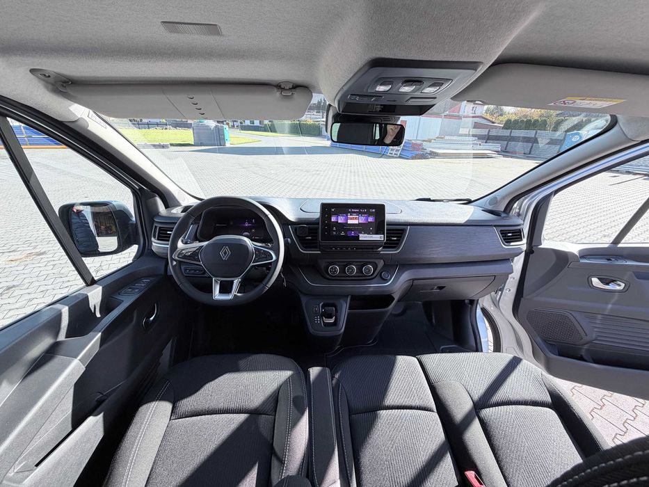 Wynajem busa 9 osobowego Renault Trafic 2025.