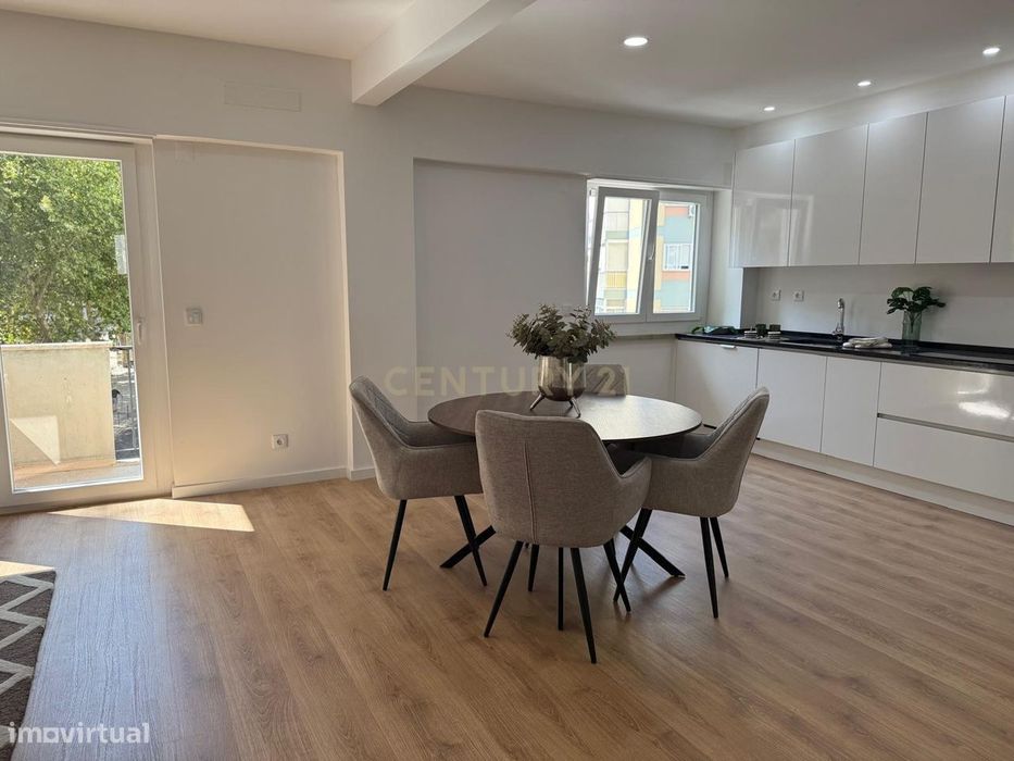 Apartamento T3 Renovado com Suite, Varanda e Cozinha Totalmente Equipa