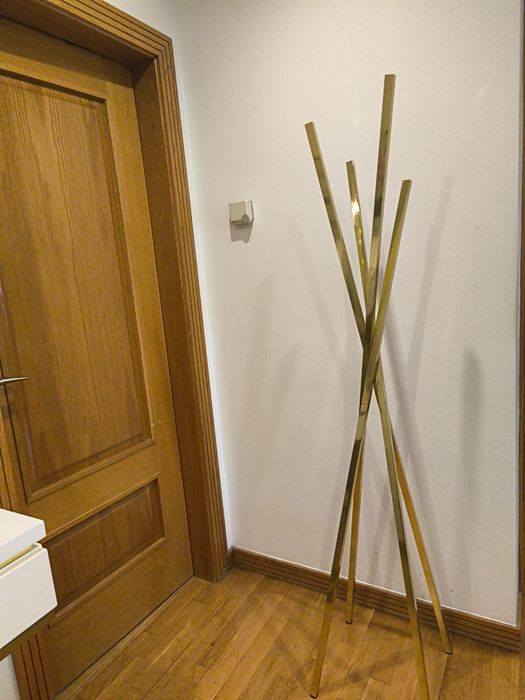 Cabideiro Moderno Dourado em Metal – Design Minimalista e Elegante