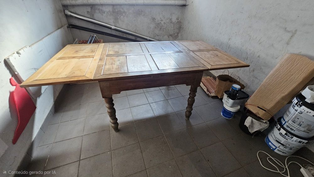 Mesa de madeira antiga