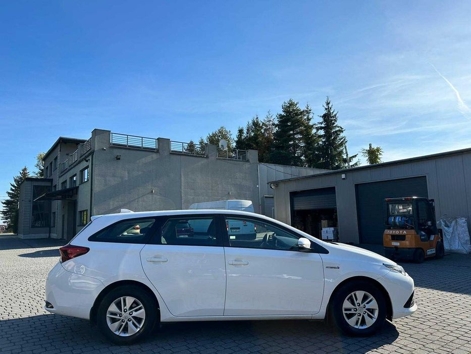 Wypożyczanie samochodu Wynajem auta Toyota Auris HYBRYDA AUTOMAT