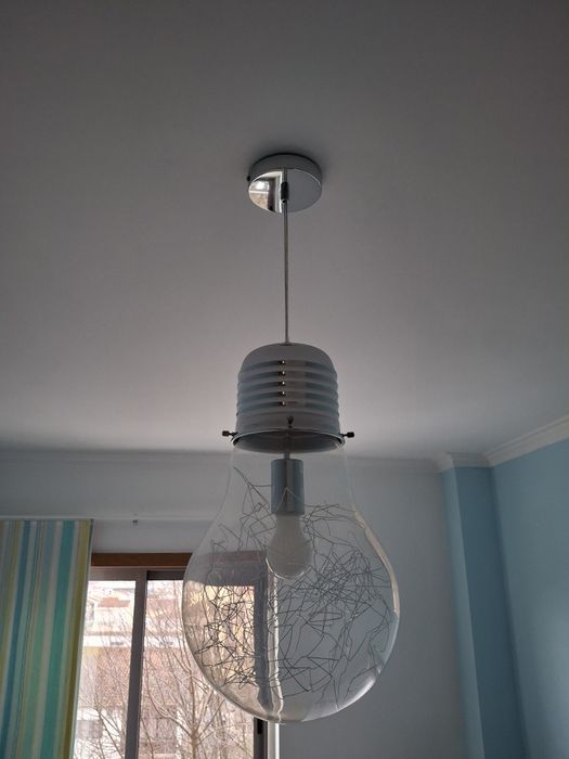 1 Candeeiro de teto e 1 mesa cabeceira