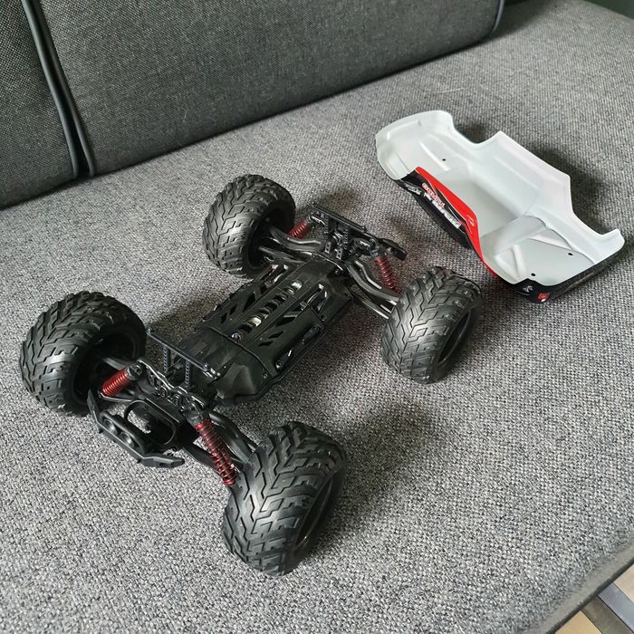 Zdalnie sterowany samochód REVOLT