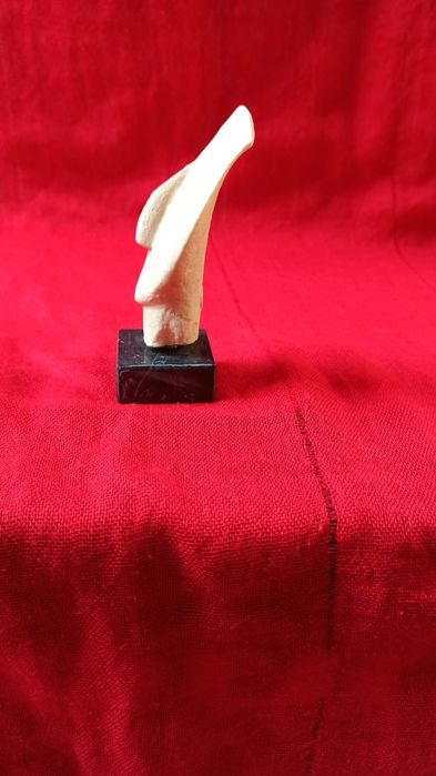 Głowa figurki kobiecej repliki typu „Składane ramiona”.