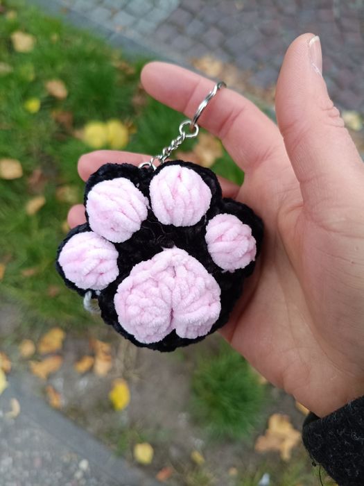 Brelok kocia łapka na szydełku, Walentynki, prezent