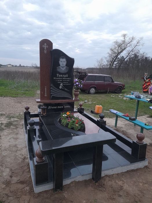 Памʼятники з червоного граніту