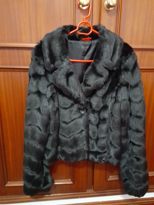 Casaco preto de pêlo sintético