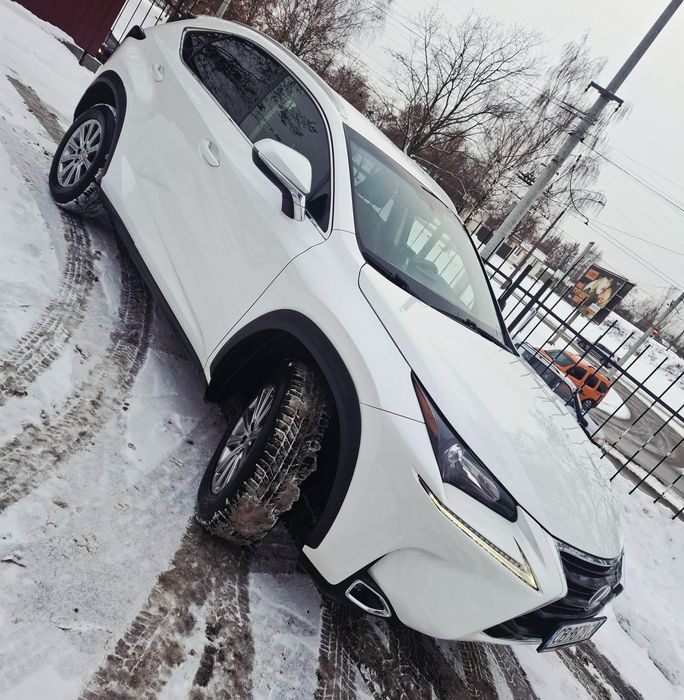 Автомобіль Lexus NT 200T