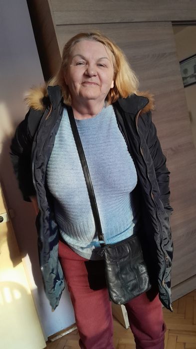Lekka kurtka przejściowa 3/4 z kapturem odpinanym.