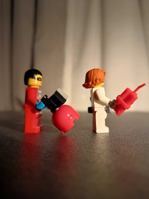 Dwie figurki LEGO złodziejka i złodziej z atrybutami.