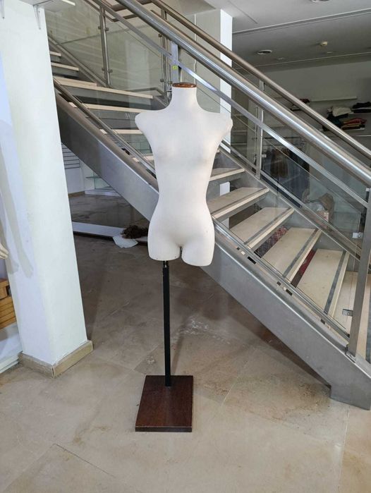 Busto de mulher com base - Preço apelativo