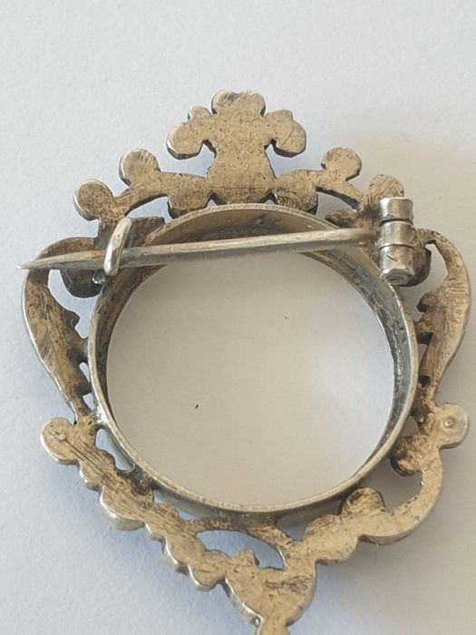 Linda antiga pregadeira em prata para inserir uma fotografia ou camafe