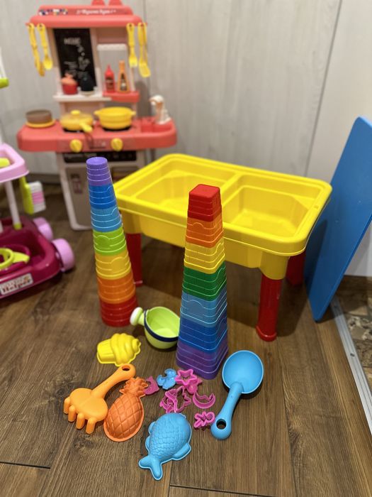 Пісочниця, каталка-качалка, дитяча кухня, набір для прибирання